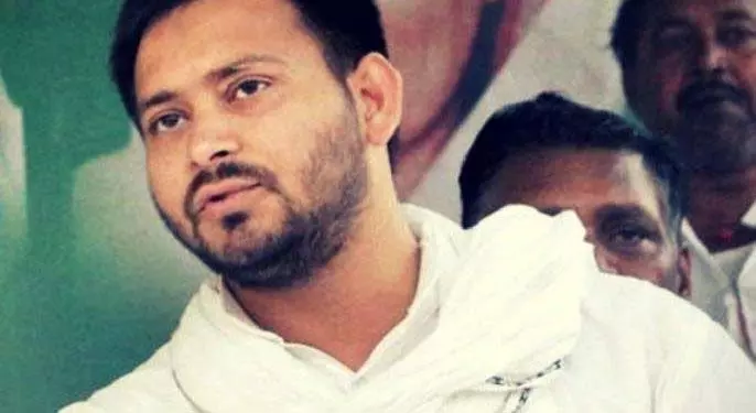चुनाव आयोग ने तेजस्वी से ईपीआईसी कार्ड जांच के लिए सौंपने को कहा चुनाव आयोग ने तेजस्वी से ईपीआईसी कार्ड जांच के लिए सौंपने को कहा