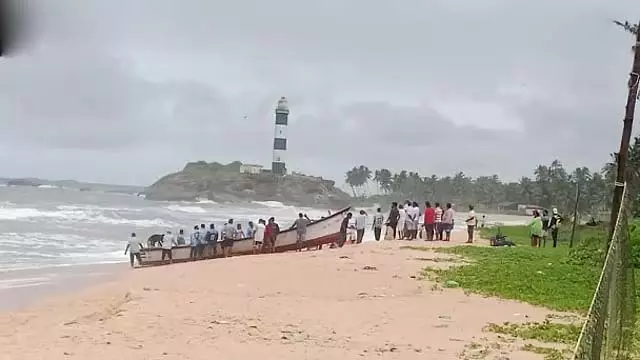 समुद्र में डूबी मछली पकड़ने वाली नाव, लाइफ जैकेट की मदद से बचाए गए 7 मछुआरे समुद्र में डूबी मछली पकड़ने वाली नाव, लाइफ जैकेट की मदद से बचाए गए 7 मछुआरे