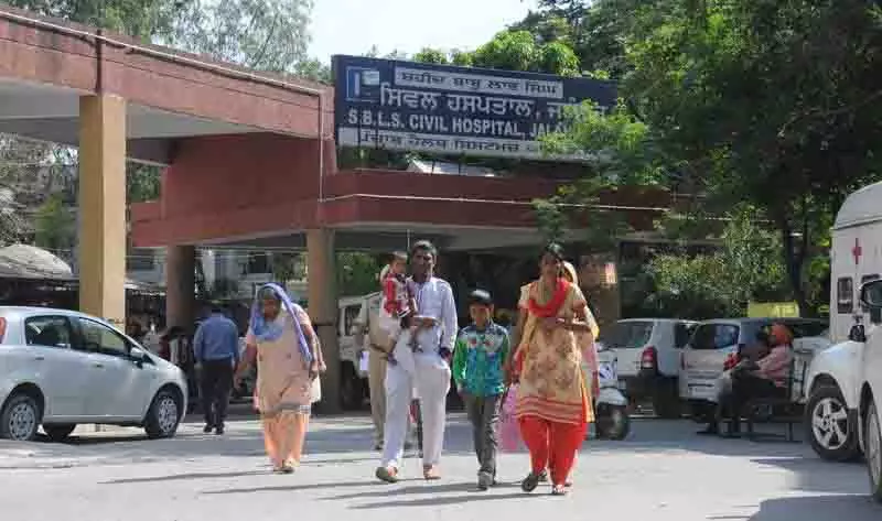 मरीज के परिजनों के दुर्व्यवहार के बाद जालंधर सिविल अस्पताल के डॉक्टरों ने OPD सेवाएं बंद कर दीं मरीज के परिजनों के दुर्व्यवहार के बाद जालंधर सिविल अस्पताल के डॉक्टरों ने OPD सेवाएं बंद कर दीं