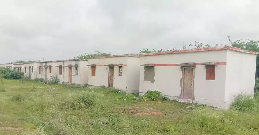 Karnataka : सहायता आवासों के वितरण में अधिकारियों की उदासीनता Karnataka : सहायता आवासों के वितरण में अधिकारियों की उदासीनता