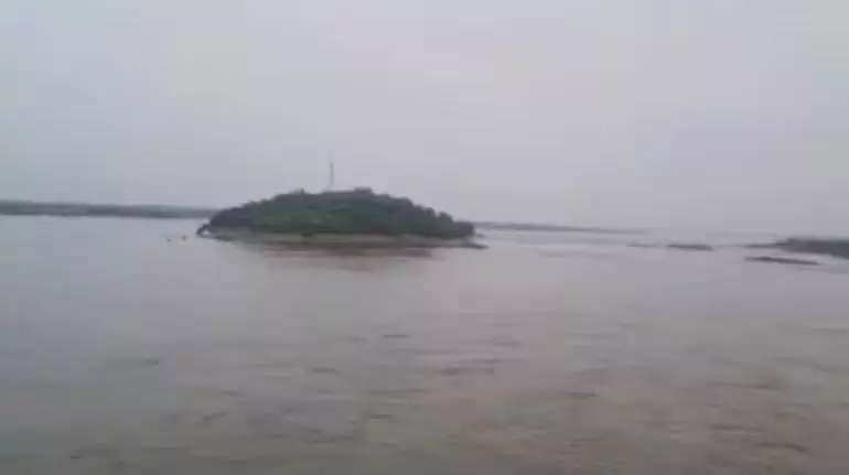 Meghalaya के अधिकारी उफनती नदी में बह गए Meghalaya के अधिकारी उफनती नदी में बह गए
