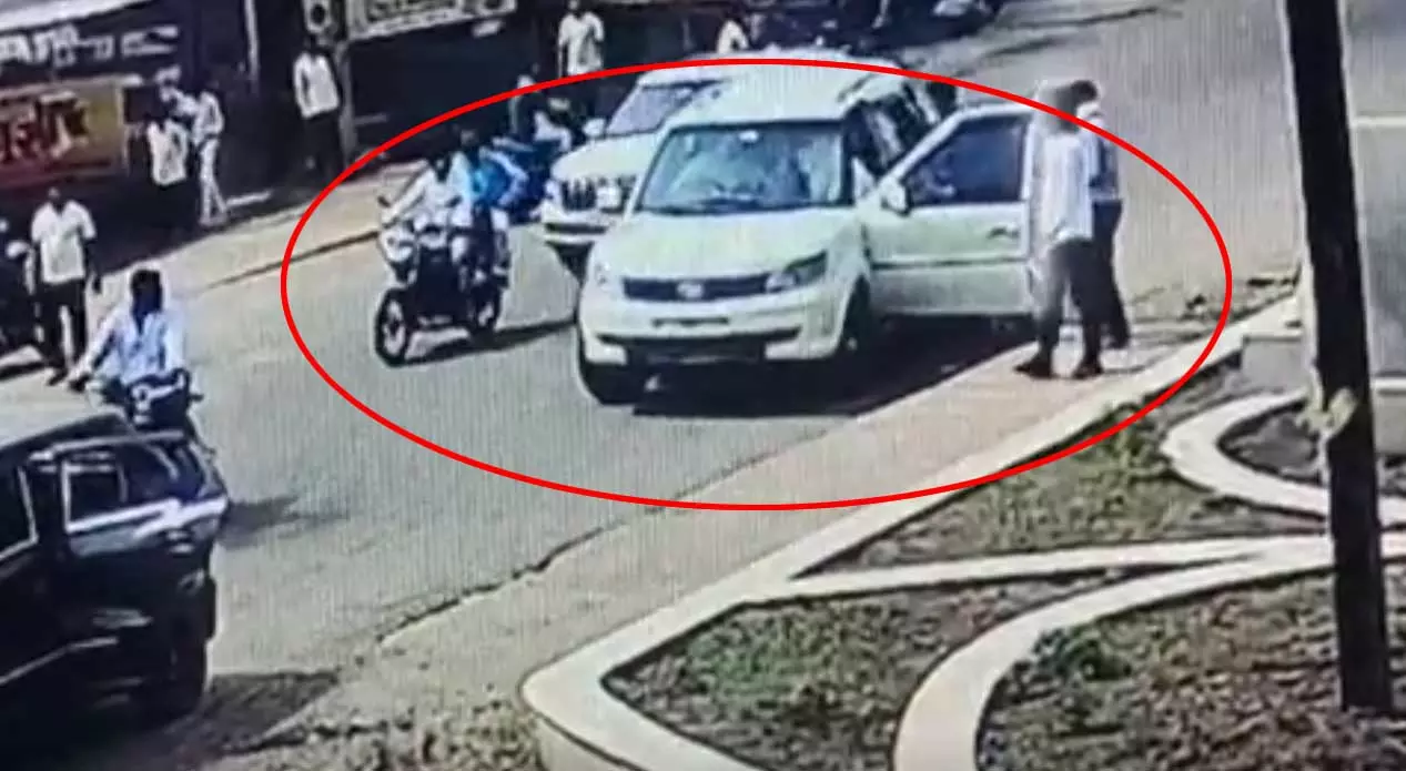 OMG! युवक-युवती को जबरदस्ती कार में बैठाकर ले गए, लाइव VIDEO OMG! युवक-युवती को जबरदस्ती कार में बैठाकर ले गए, लाइव VIDEO