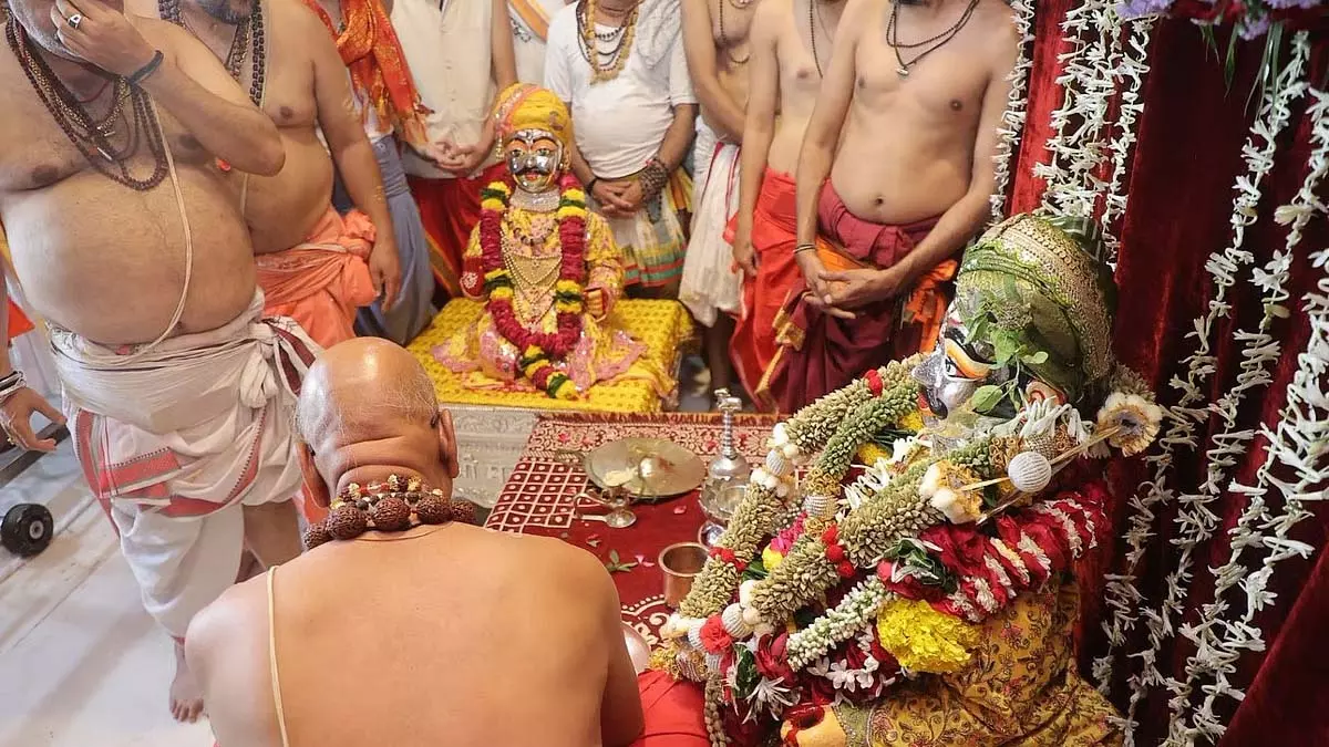 अंतिम श्रावण सोमवार : उज्जैन में पूरी श्रद्धा और उल्लास के साथ निकाली गई भगवान महाकाल की भव्य सवारी अंतिम श्रावण सोमवार : उज्जैन में पूरी श्रद्धा और उल्लास के साथ निकाली गई भगवान महाकाल की भव्य सवारी