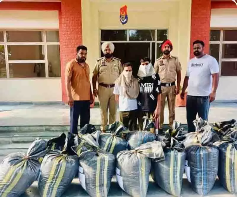 Ludhiana: 280 किलोग्राम अफीम की भूसी के साथ दो लोग पुलिस के जाल में फंसे Ludhiana: 280 किलोग्राम अफीम की भूसी के साथ दो लोग पुलिस के जाल में फंसे