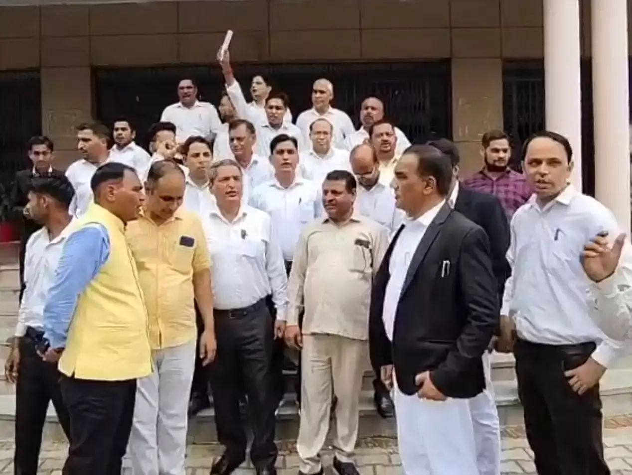 Baghpat: अधिवक्ताओं ने कलेक्ट्रेट प्रभारी को ज्ञापन देते हुए हाईकोर्ट बेंच की मांग की Baghpat: अधिवक्ताओं ने कलेक्ट्रेट प्रभारी को ज्ञापन देते हुए हाईकोर्ट बेंच की मांग की