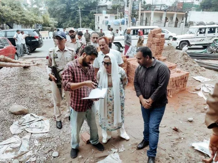 Jammu: दरख्शां ने धार्मिक स्थलों पर चल रहे कार्यों का जायजा लिया Jammu: दरख्शां ने धार्मिक स्थलों पर चल रहे कार्यों का जायजा लिया