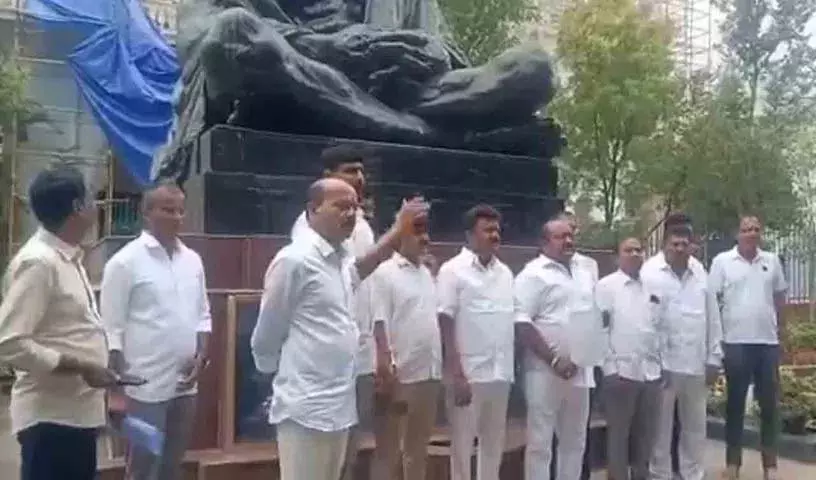 BRS विधायकों ने विधानसभा परिसर में गांधी प्रतिमा के सामने बिजली गिराने का प्रदर्शन किया BRS विधायकों ने विधानसभा परिसर में गांधी प्रतिमा के सामने बिजली गिराने का प्रदर्शन किया