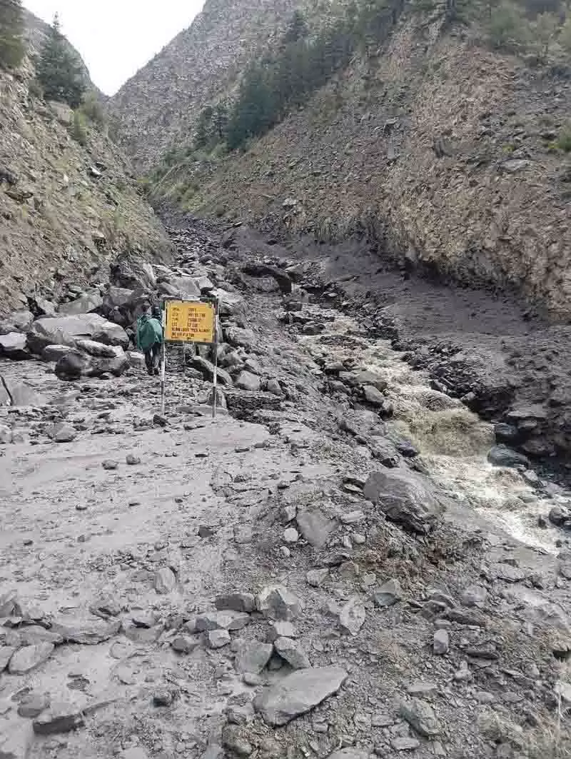 Lahaul-Spiti जिले में अचानक आई बाढ़ से सड़कें और पुल क्षतिग्रस्त Lahaul-Spiti जिले में अचानक आई बाढ़ से सड़कें और पुल क्षतिग्रस्त