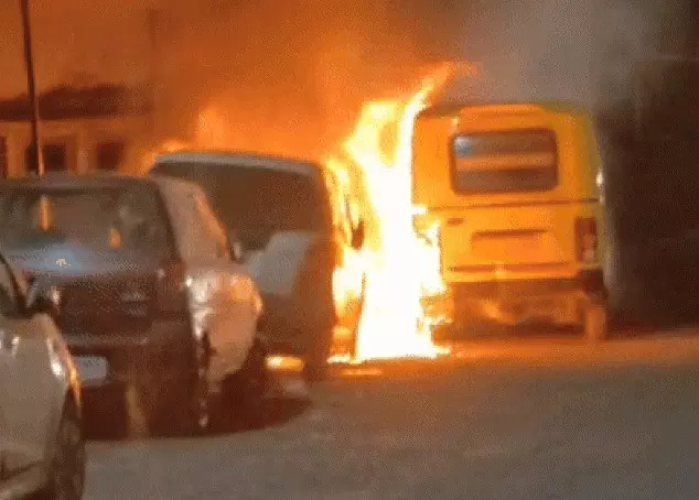 Bhopal: सेंट्रो कारों में अचानक लगी आग, मचा हड़कंप Bhopal: सेंट्रो कारों में अचानक लगी आग, मचा हड़कंप