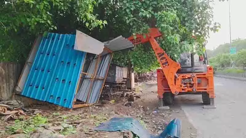 नगर निगम ने मजीठा रोड पर GNDH के पास अतिक्रमण हटाया नगर निगम ने मजीठा रोड पर GNDH के पास अतिक्रमण हटाया
