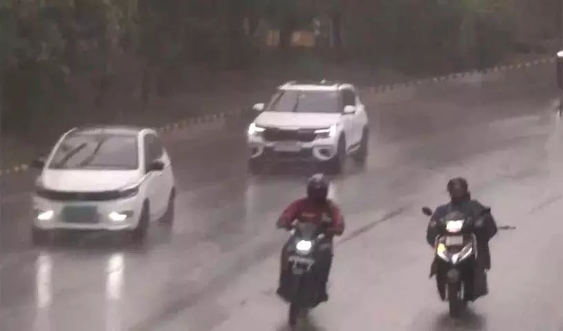 Hyderabad में कई जगहों पर मूसलाधार बारिश Hyderabad में कई जगहों पर मूसलाधार बारिश