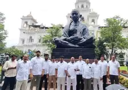 BRS विधायकों ने अयोग्यता याचिका पर गांधी प्रतिमा पर याचिका प्रस्तुत की BRS विधायकों ने अयोग्यता याचिका पर गांधी प्रतिमा पर याचिका प्रस्तुत की
