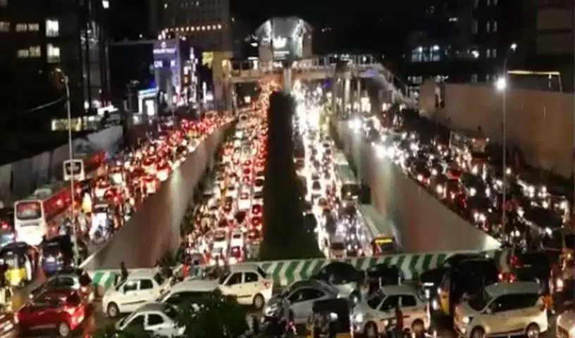 भारी बारिश.. हैदराबाद में भारी ट्रैफिक जाम भारी बारिश.. हैदराबाद में भारी ट्रैफिक जाम