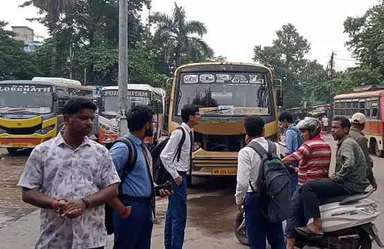 दुर्गापुर में सुबह से ही मिनी बसों और ऑटो पर प्रतिबंध दुर्गापुर में सुबह से ही मिनी बसों और ऑटो पर प्रतिबंध