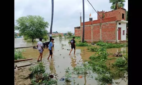 वाराणसी में गंगा खतरे के निशान से ऊपर, 84 घाट बाढ़ की चपेट में