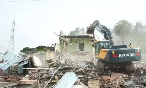 विध्वंस के दौरान हंगामा, परिवार ने बच्चे को फेंकने की दी धमकी विध्वंस के दौरान हंगामा, परिवार ने बच्चे को फेंकने की दी धमकी