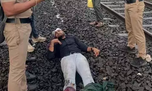 नासिक में ‘फटका’ गिरोह की हिंसा, एक्सप्रेस ट्रेन के नीचे गिरा युवक नासिक में ‘फटका’ गिरोह की हिंसा, एक्सप्रेस ट्रेन के नीचे गिरा युवक