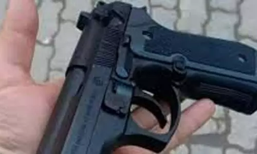 पति गोली मारने की धमकी देता है साहब, महिला की शिकायत सुनकर कलेक्टर ने लाइसेंस किया रद्द पति गोली मारने की धमकी देता है साहब, महिला की शिकायत सुनकर कलेक्टर ने लाइसेंस किया रद्द