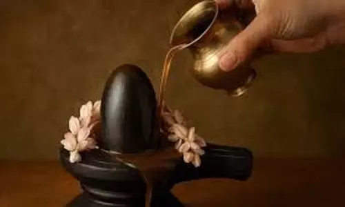 धर्म: चाहते हैं शांति और समृद्धि, जानिए शिवलिंग पर कैसे चढ़ाएं विशेष रस, दूर होंगी आर्थिक बाधाएं धर्म: चाहते हैं शांति और समृद्धि, जानिए शिवलिंग पर कैसे चढ़ाएं विशेष रस, दूर होंगी आर्थिक बाधाएं