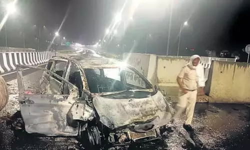 Delhi : कार के अंदर जलकर व्यक्ति की मौत, एक घायल