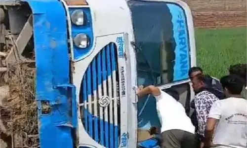 Haryana : सवारियों से भरी रोडवेज बस  पलटी, ड्राइवर-कंडक्टर घायल