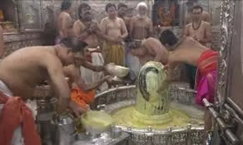 Ujjain:अंतिम सोमवार पर पहले हुआ पंचामृत पूजन फिर बाबा महाकाल ने रमाई भस्म