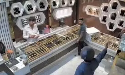 लुटेरों ने बंदूक की नोक पर आभूषण की दुकान लूटी लुटेरों ने बंदूक की नोक पर आभूषण की दुकान लूटी