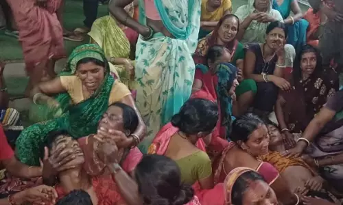 अनियंत्रित पिकअप वैन गड्ढे में गिरी, पांच युवकों की मौत