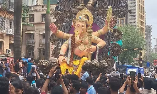 Mumbai : गणेश प्रतिमा जुलूस के कारण लालबाग, परेल इलाकों में यातायात बाधित