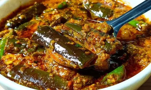 Brinjal curry: यह रात के खाने के लिए एक हल्का व्यंजन माना जाता है Brinjal curry: यह रात के खाने के लिए एक हल्का व्यंजन माना जाता है