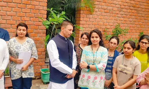 Indore : नर्सिंग स्नातकों ने वादा की गई नौकरी के लिए लड़ाई जारी रखी