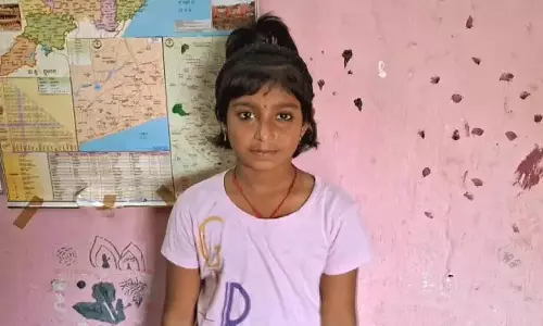 Odisha: बच्ची ने स्कूल जाने से किया इनकार, ‘खराब हालात’ बनी वजह Odisha: बच्ची ने स्कूल जाने से किया इनकार, ‘खराब हालात’ बनी वजह