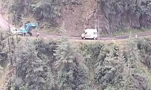 Mandi: गहरी खाई में गिरी कार, तीन लोगों की दर्दनाक मौत