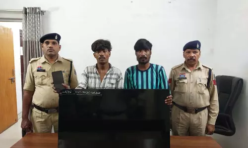 देवेन्द्र नगर के दुकान में चोरी, दो शातिर गिरफ्तार देवेन्द्र नगर के दुकान में चोरी, दो शातिर गिरफ्तार