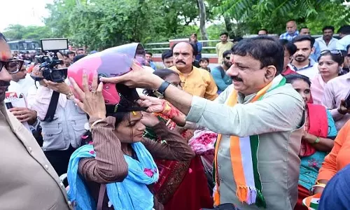 भोपाल में रक्षाबंधन से पहले भाजपा सांसद ने हेलमेट वितरित किए