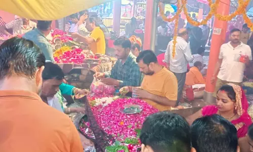 UP News:शिव मंदिरों में उमड़ी श्रद्धालुओं की भीड़, सुरक्षा के कड़े इंतजाम