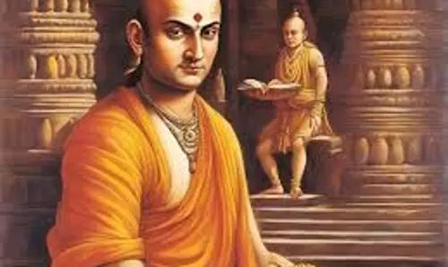 Chanakya Niti: चाणक्य की इन 5 नीतियों का करें पालन, कभी नहीं होगी धन की कमी Chanakya Niti: चाणक्य की इन 5 नीतियों का करें पालन, कभी नहीं होगी धन की कमी