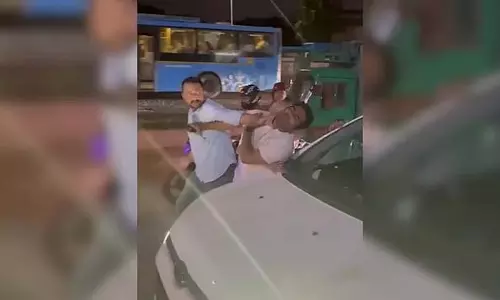 एक और रोड रेज की घटना; सड़क पर दो लोगों के बीच लड़ाई