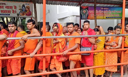 देवघर में सावन के चौथे सोमवार पर जलाभिषेक के लिए श्रद्धालुओं का तांता लगा देवघर में सावन के चौथे सोमवार पर जलाभिषेक के लिए श्रद्धालुओं का तांता लगा