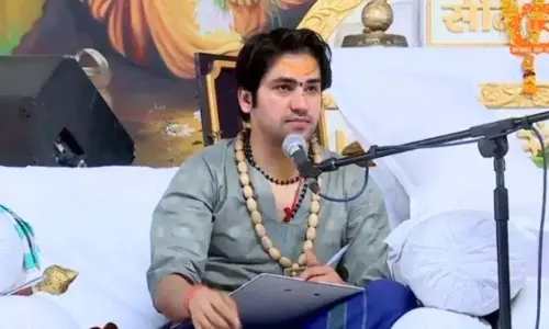 पंडित धीरेंद्र शास्त्री पर विवादित टिप्पणी करने वाले प्रोफेसर पर गिरी गाज, FIR दर्ज