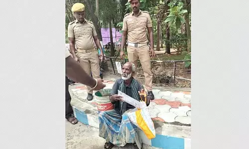Tamil Nadu : मजदूर ने विल्लुपुरम कलेक्ट्रेट कार्यालय में आग लगाने का प्रयास किया Tamil Nadu : मजदूर ने विल्लुपुरम कलेक्ट्रेट कार्यालय में आग लगाने का प्रयास किया