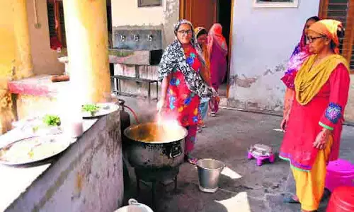 Punjab में 44 हजार मिड-डे मील वर्कर्स को दो महीने से वेतन नहीं Punjab में 44 हजार मिड-डे मील वर्कर्स को दो महीने से वेतन नहीं