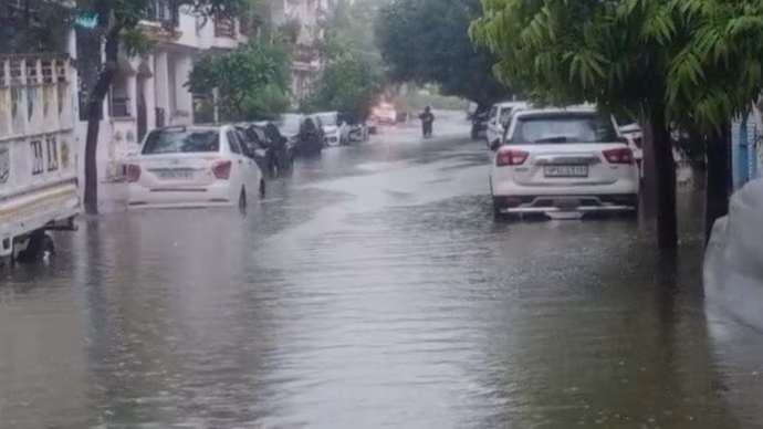 Lucknow: यूपी में बाढ़ पर सरकार अलर्ट, लखनऊ में स्कूल बंद Lucknow: यूपी में बाढ़ पर सरकार अलर्ट, लखनऊ में स्कूल बंद
