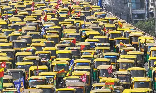स्वचालित: मीटर द्वारा संचालित, न्यूनतम किराया फ़ाइल तक सीमित स्वचालित: मीटर द्वारा संचालित, न्यूनतम किराया फ़ाइल तक सीमित