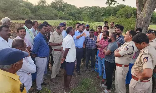 Chintamani : कब्रिस्तान के लिए संघर्ष समाप्त हो गया है। Chintamani : कब्रिस्तान के लिए संघर्ष समाप्त हो गया है।