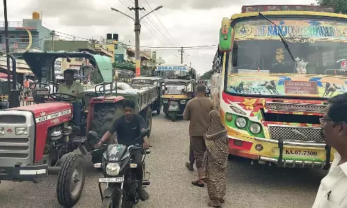 बागेपल्ली में कोई निजी बस स्टैंड नहीं है: बसें फुटपाथ पर रुकती है बागेपल्ली में कोई निजी बस स्टैंड नहीं है: बसें फुटपाथ पर रुकती है