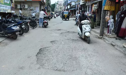 अधिकांश सड़कों पर यातायात जाम; चिक्कबल्लापुर की सड़कें गड्ढों से भरी है अधिकांश सड़कों पर यातायात जाम; चिक्कबल्लापुर की सड़कें गड्ढों से भरी है
