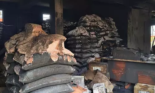 Bangarpet : उर्वरक की दुकान में आग लगने की घटना Bangarpet : उर्वरक की दुकान में आग लगने की घटना