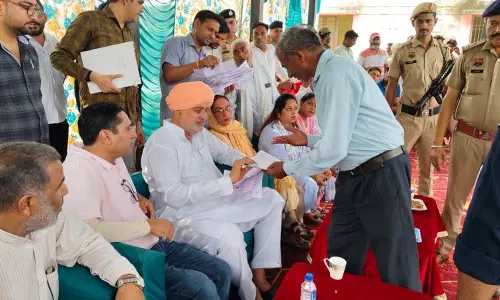 Haryana के कृषि मंत्री ने खेल उपकरण, सौर पैनल और ई-रिक्शा वितरित किए Haryana के कृषि मंत्री ने खेल उपकरण, सौर पैनल और ई-रिक्शा वितरित किए