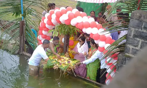 Karnataka : निप्पानी जलाशय में जल अर्पित करना Karnataka : निप्पानी जलाशय में जल अर्पित करना
